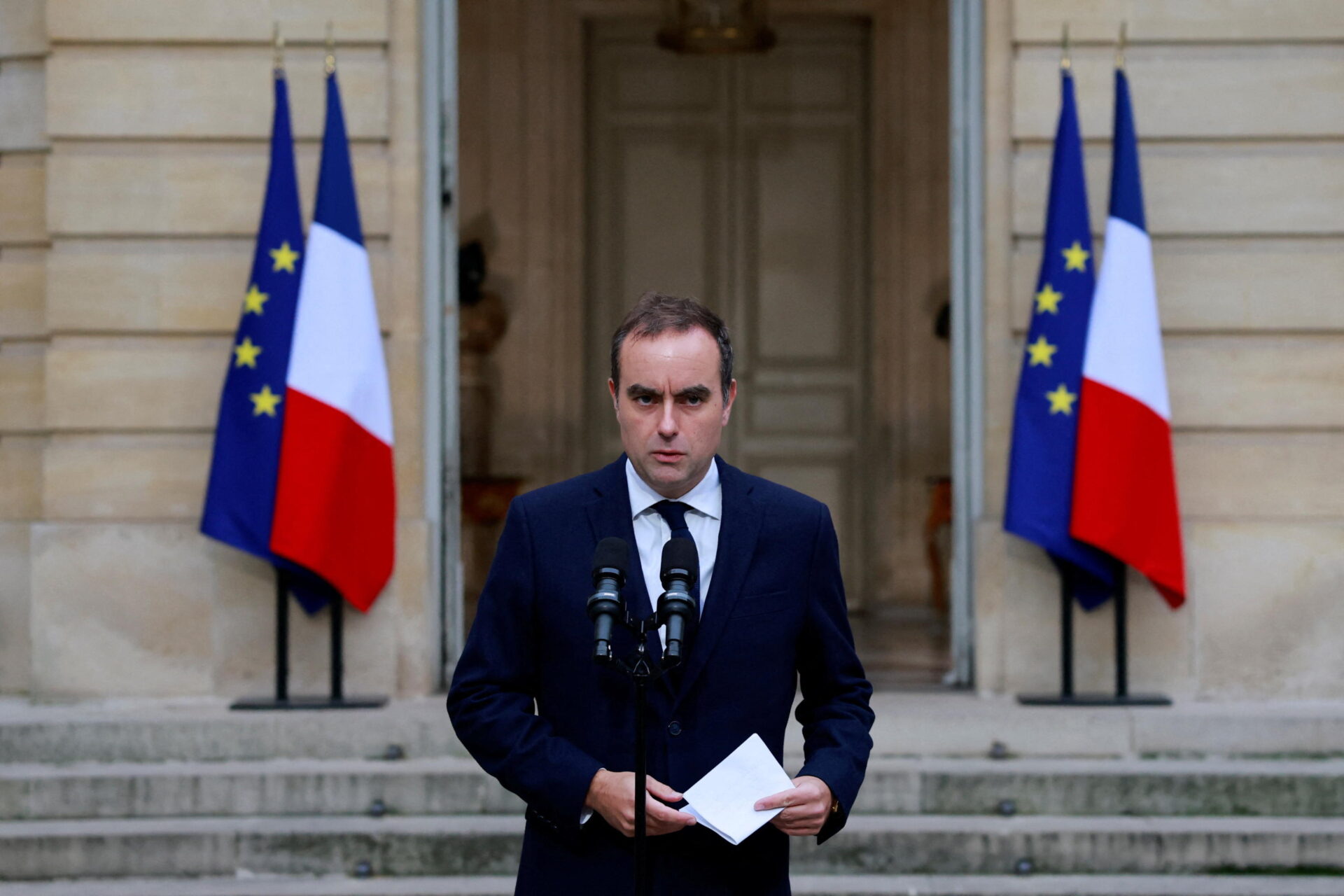 Francia: Lecornu getta la spugna, e ora Macron valuta l’apertura a sinistra