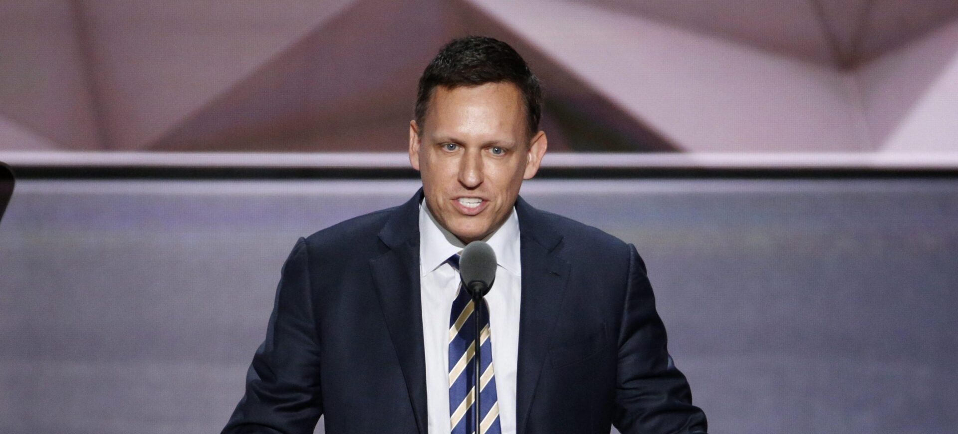 Peter Thiel, dal tecno capitalismo al tecno paraculismo: lotta all’Anticristo con gli appalti “del Pentagono 