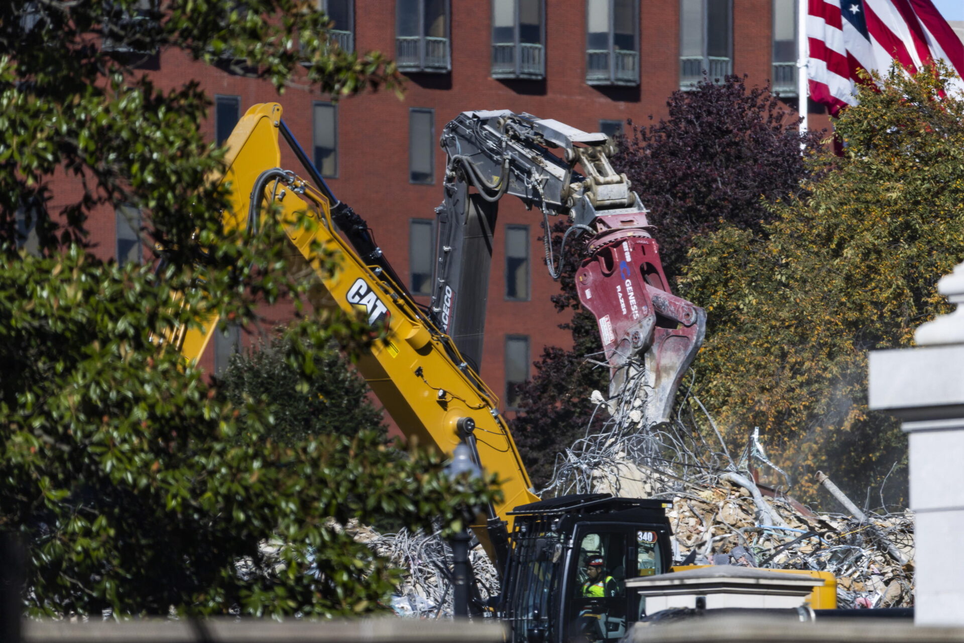 Demolire la Casa Bianca: Trump balla da solo tra ruspe e lampadari Demolire la Casa Bianca: Trump balla da solo tra ruspe e lampadari