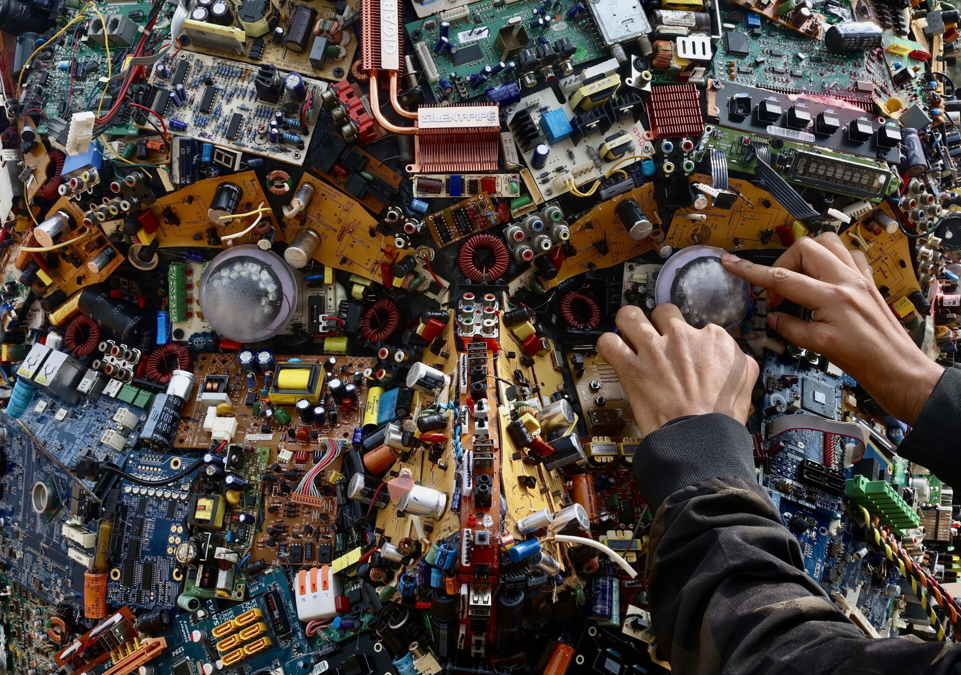 Rifiuti elettronici, una miniera da non sottovalutare per l’economia circolare Rifiuti elettronici, una miniera da non sottovalutare per l’economia circolare