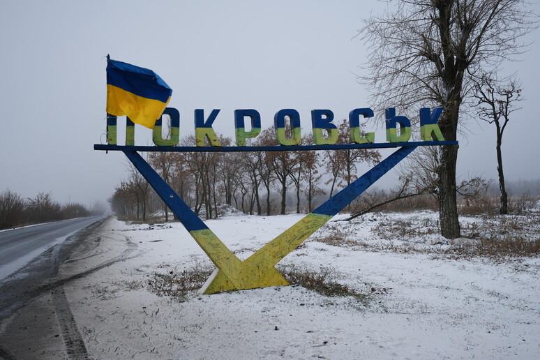 i russi sono entrati a pokrovsk il donbass sta per cadere e ora zelensky vuole andare a budapest