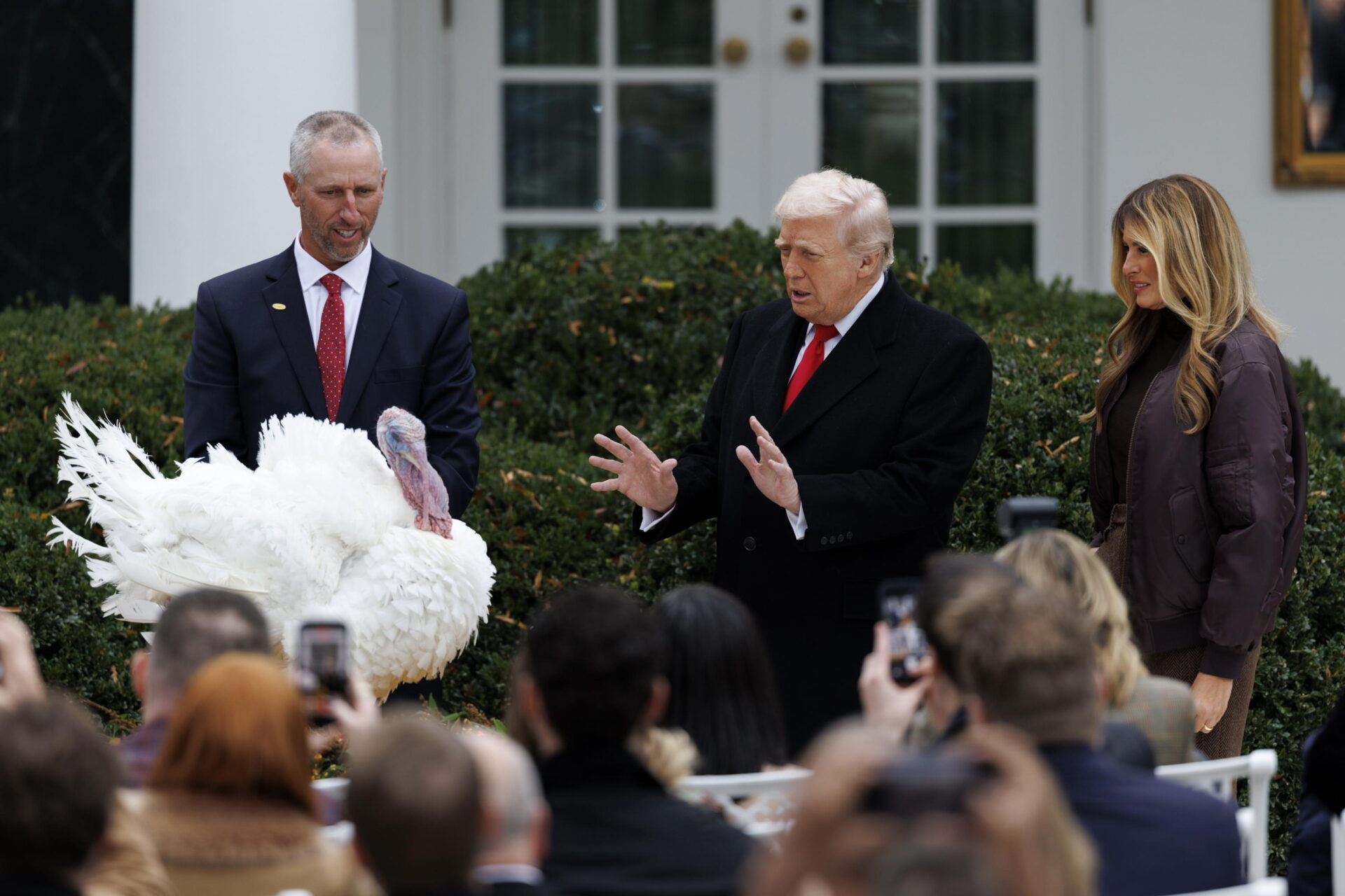 Disavanzo commerciale, debito, lavoro: il percorso contrastato dei dazi di Trump