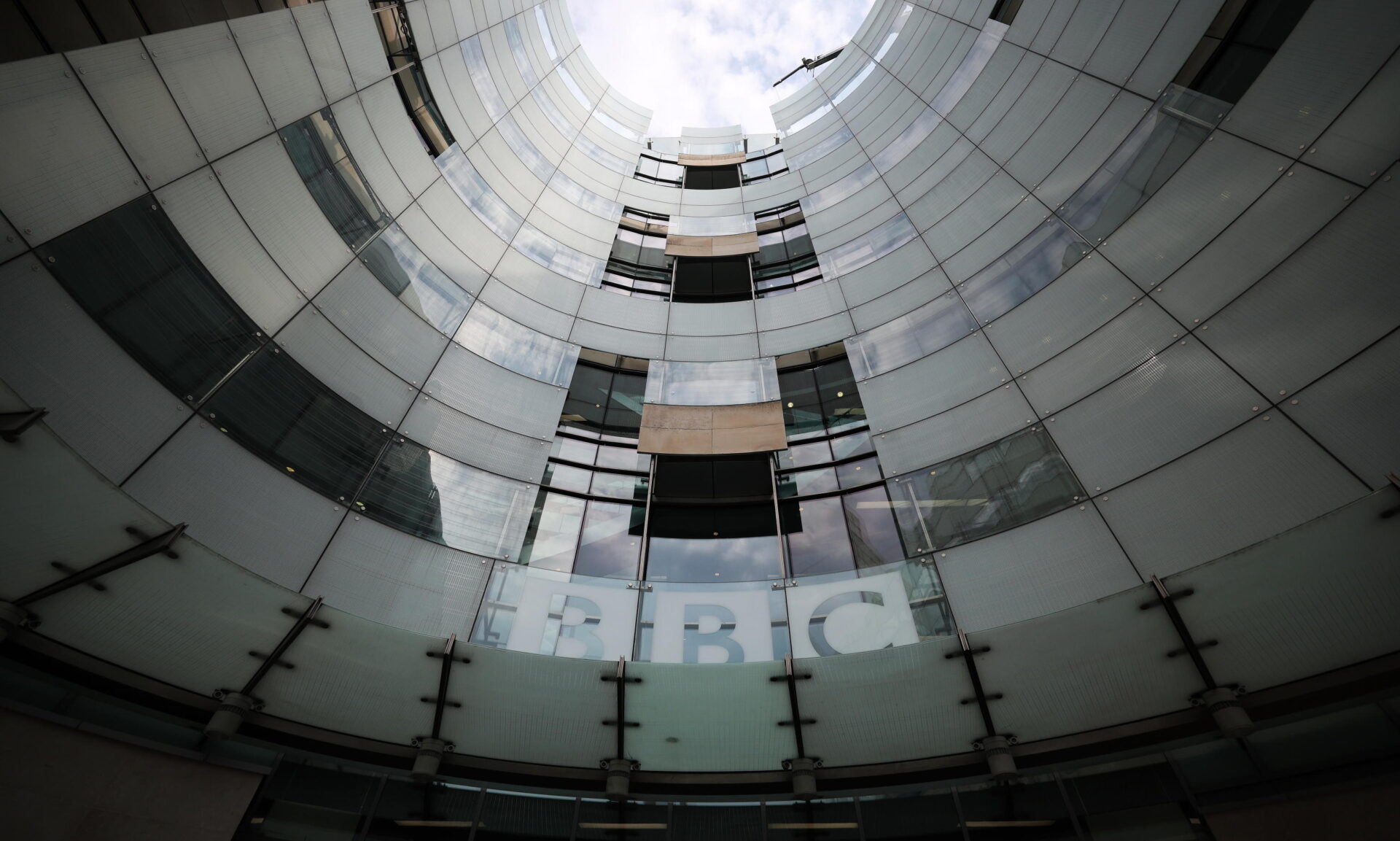 Scandalo alla Bbc: dimissioni dei vertici per il video manipolato su Trump e Capitol Hill