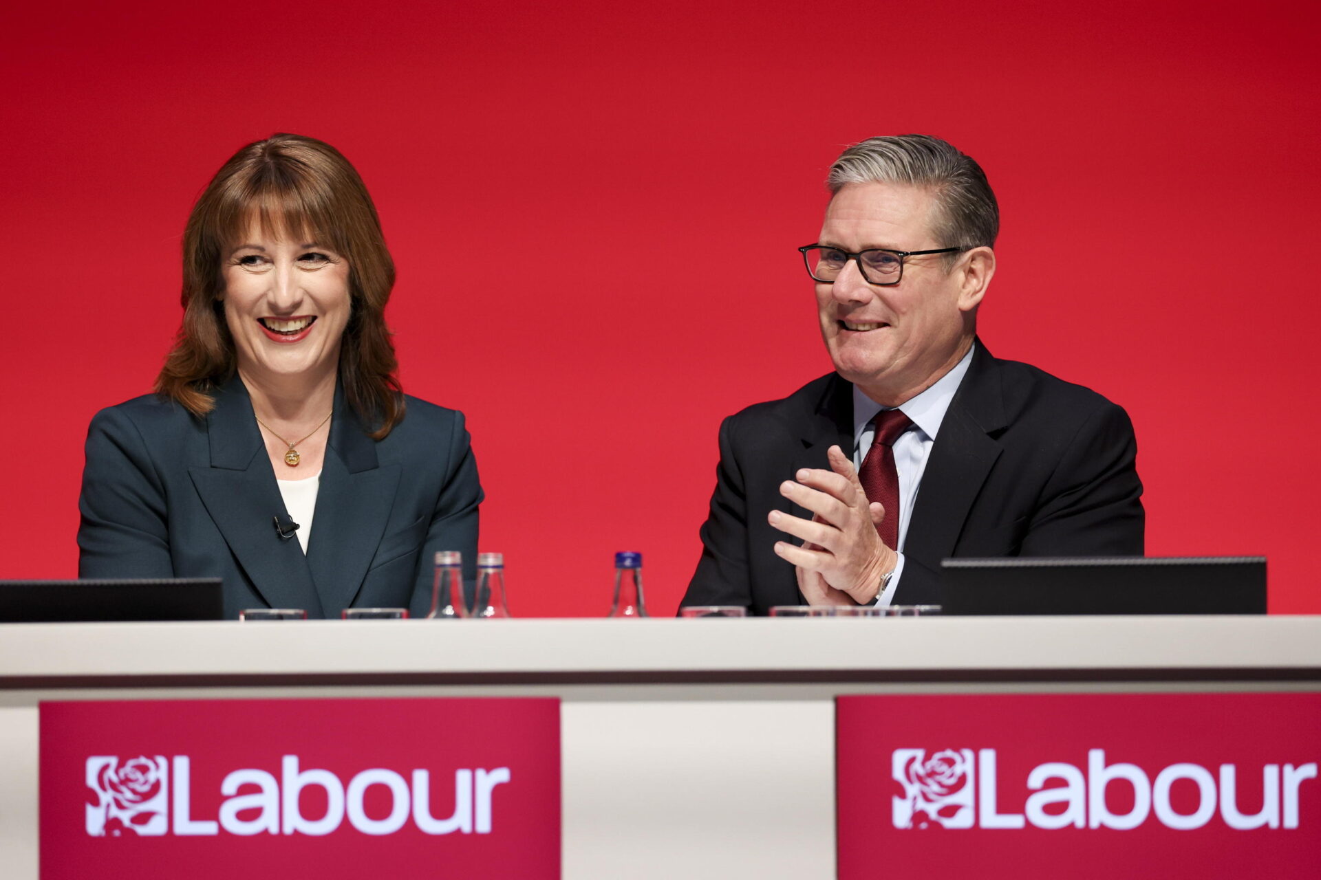 Tasse, ospedali e cannoni: l’acrobatica “austerità espansiva” di Keir Starmer