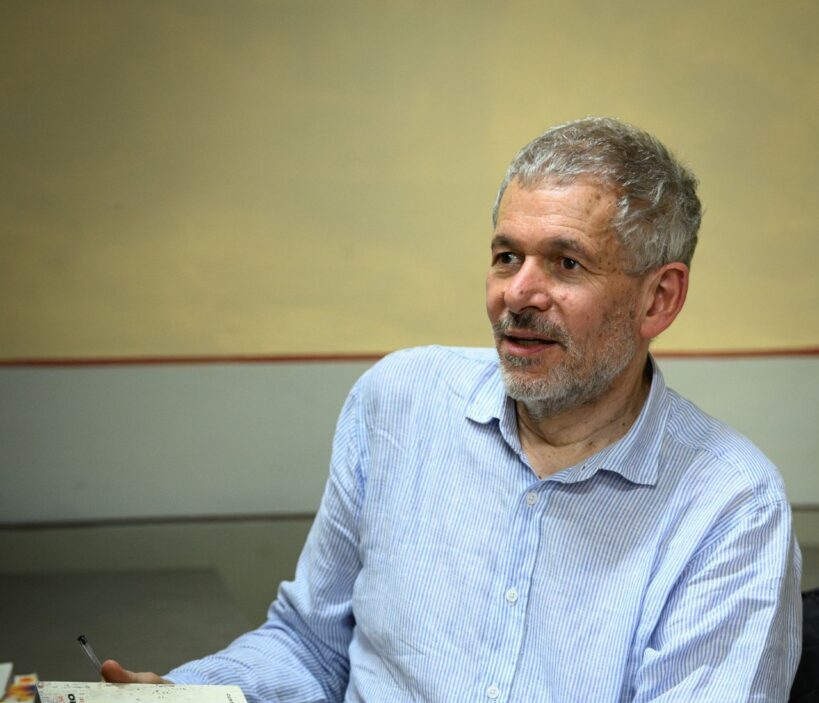 La scorta mediatica al genocidio a Gaza: InsideOver dialoga con Raffaele Oriani