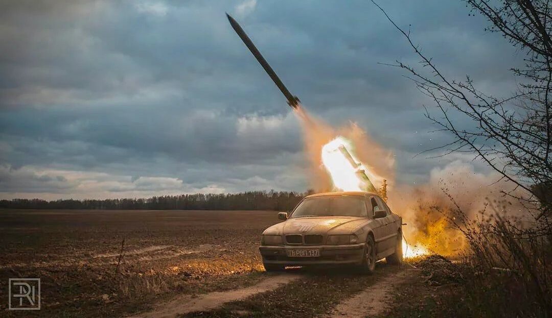 una bmw lanciarazzi sul fronte ucraino uno strano veicolo alla mad max da It.insideover.com una bmw lanciarazzi sul fronte ucraino uno strano veicolo alla mad max