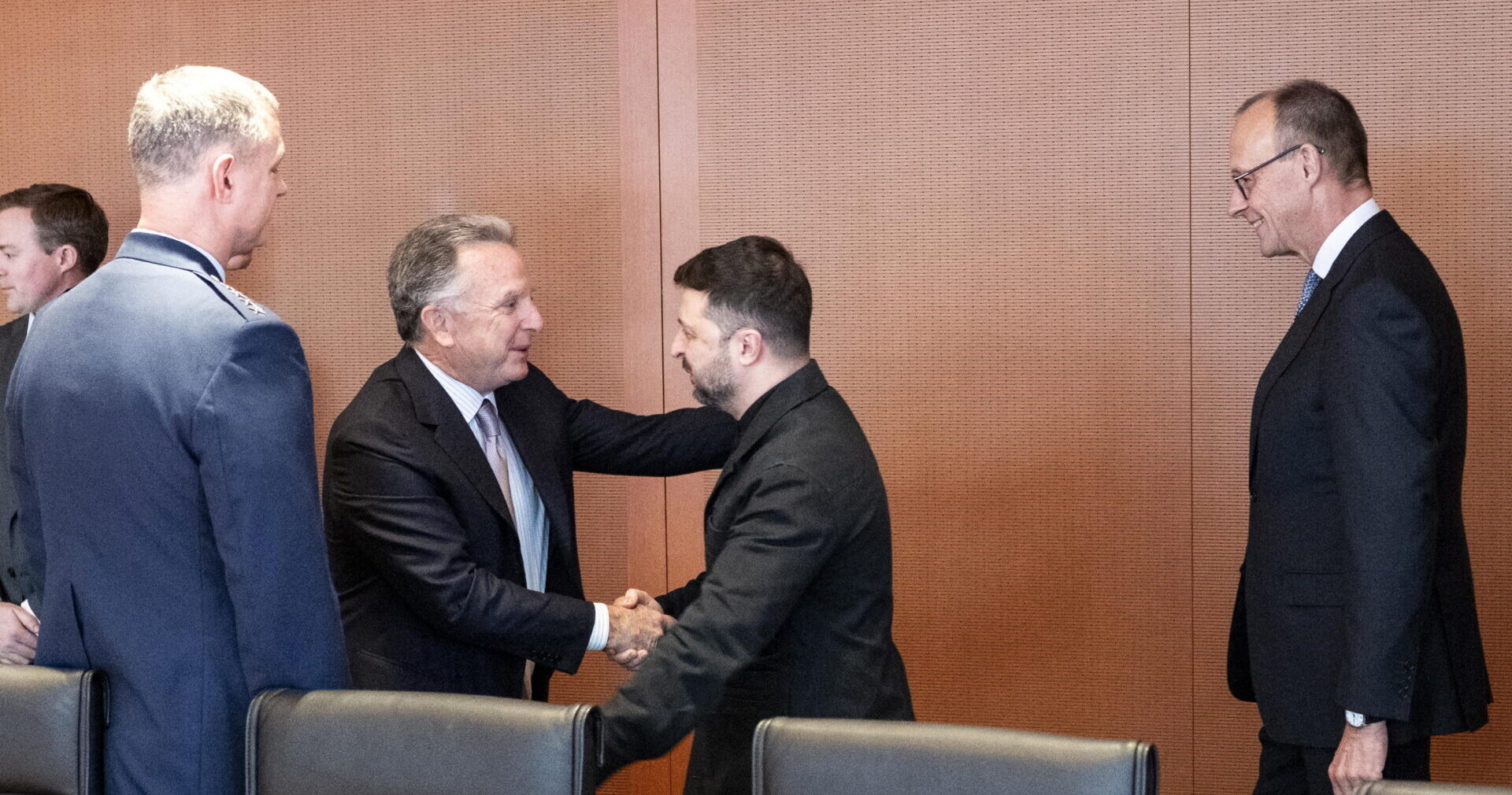 zelensky a berlino con witkoff e merz l8217ucraina rinuncia alla nato e l8217ue litiga sugli asset russi da It.insideover.com zelensky a berlino con witkoff e merz l8217ucraina rinuncia alla nato e l8217ue litiga sugli asset russi