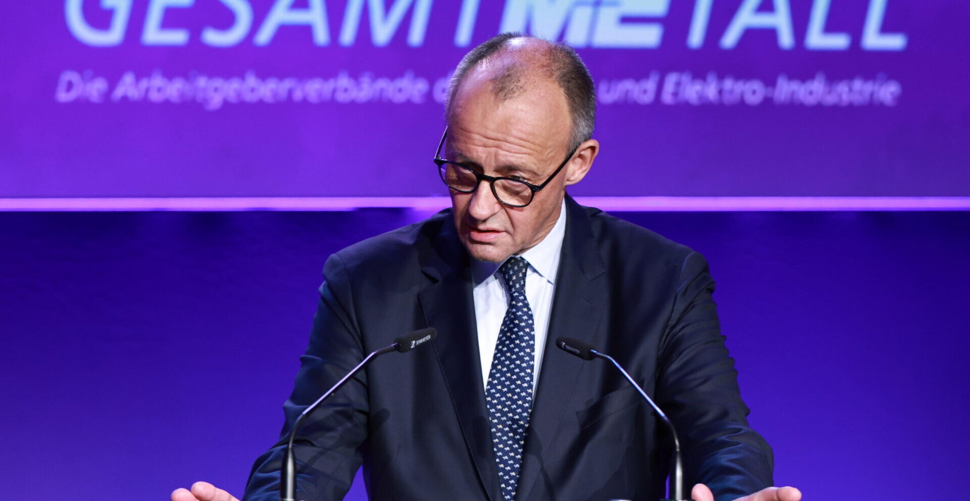 il rapper tedesco contro il riarmo accusato di essere aiutante di putin per una canzone pacifista da It.insideover.com il rapper tedesco contro il riarmo accusato di essere aiutante di putin per una canzone pacifista