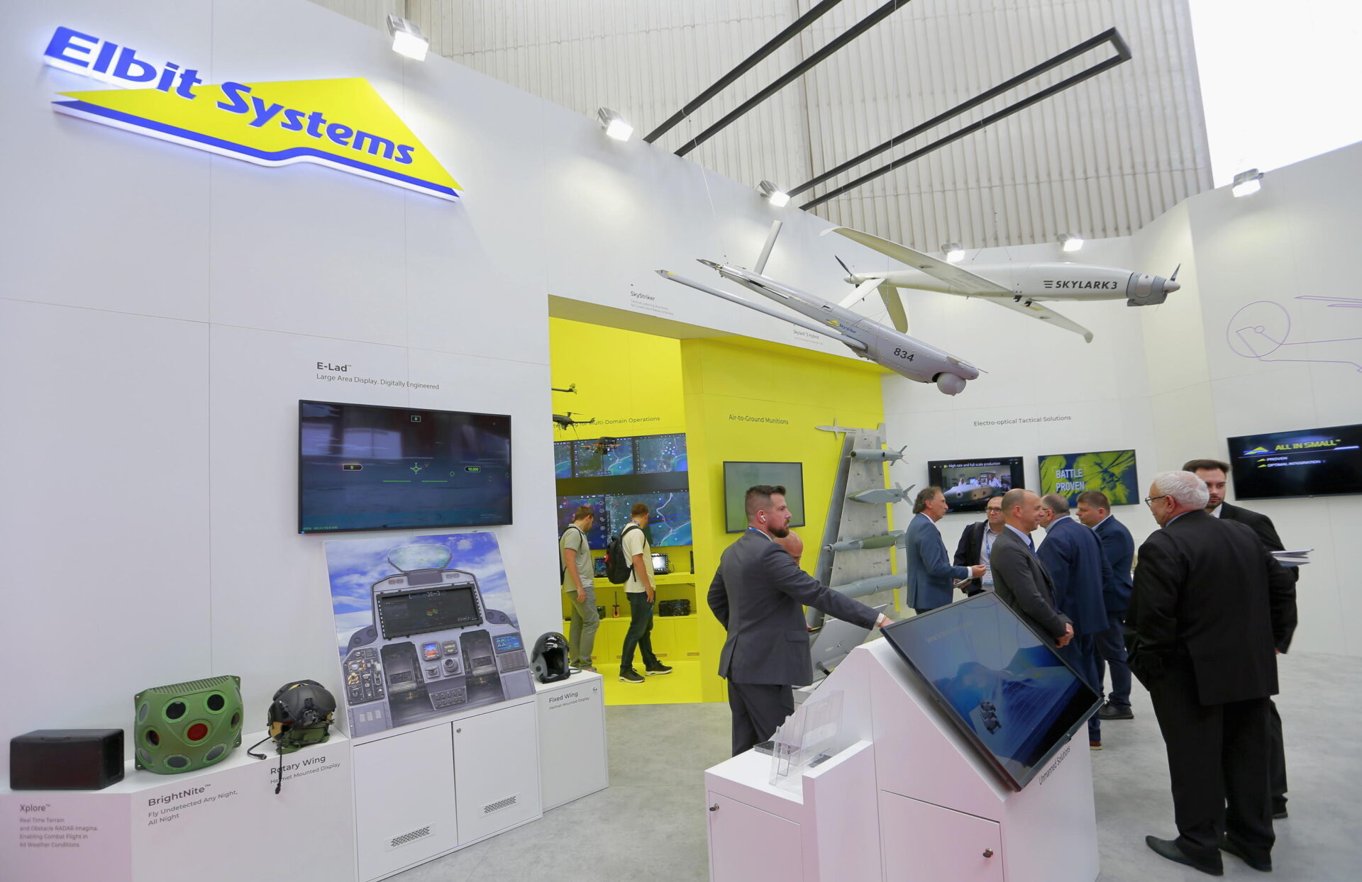 visitatori allo stand di Elbit Systems durante una fiera in Europa