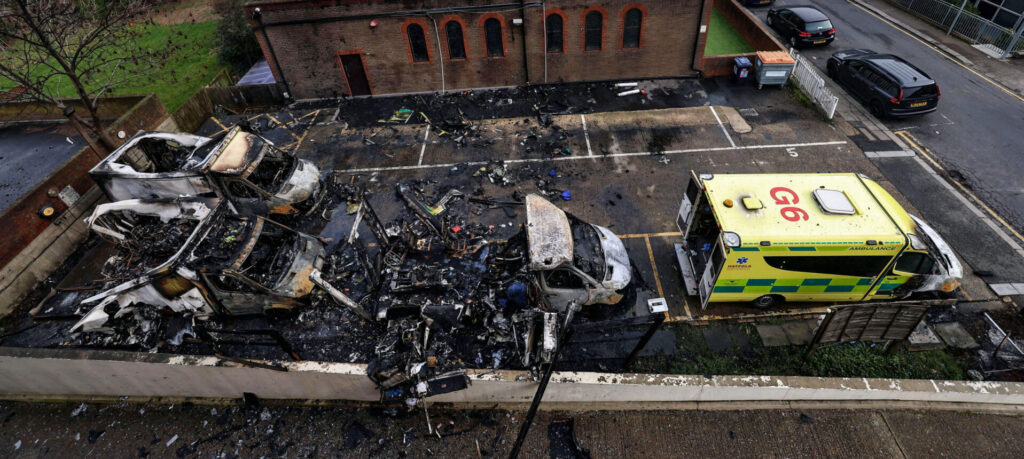 Tante domande sull'incendio delle ambulanze di Londra