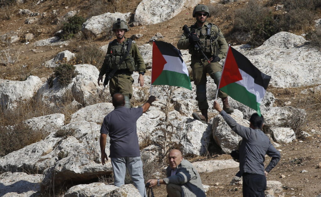 Palestinesi protestano contro il ripopolamento di un insediamento nei pressi di Nablus, considerato illegale ai sensi del diritto internazionale e il cui reinsediamento è stato vietato dagli Accordi di Oslo.