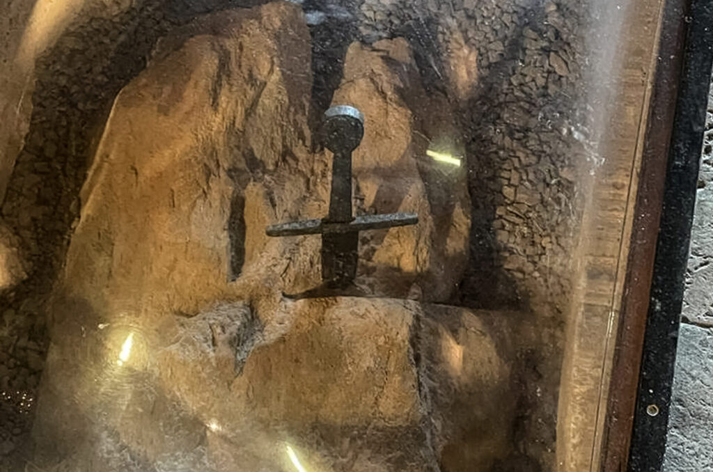 La spada nella roccia o della pace disarmata e disarmante