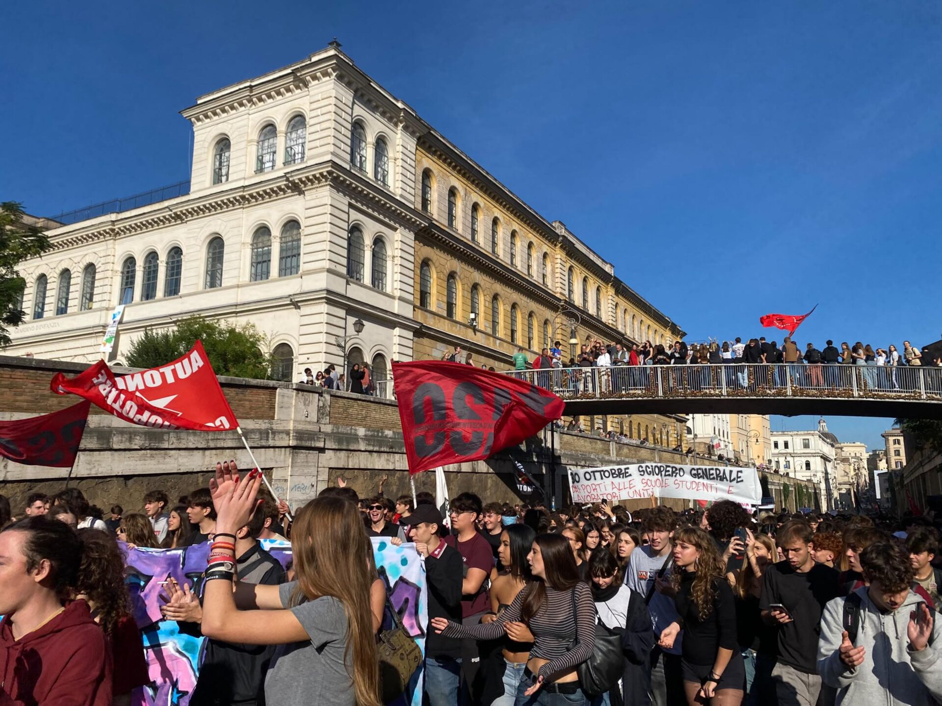 i giovani di italia in piazza avanti con camionisti e agricoltori e lo sciopero delle bollette da It.insideover.com i giovani di italia in piazza avanti con camionisti e agricoltori e lo sciopero delle bollette